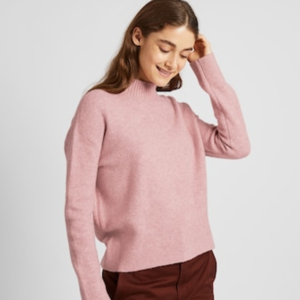 Pale pink Uniqlo turtleneck yarn sweater